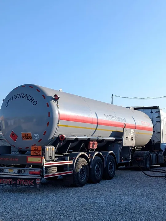 Газовоз-цистерна ПРО-ГАЗ — кабина с логотипом